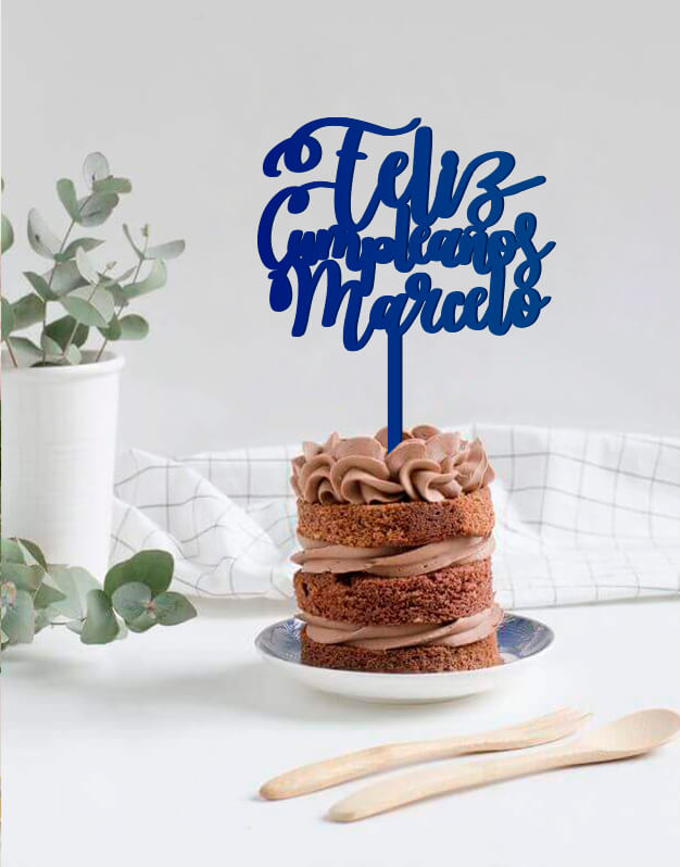 Un original adorno para tartas cake topper de feliz cumpleaños nombre para tener durante un año tras otro en tu tarta de cumpleaños. ¡Descúbrelo!