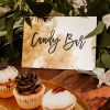 Letrero Candy Bar para decorar la zona más dulce de la boda. un elegante diseño bicolor. Descubre las combinaciones más originales en knots made with love.