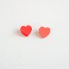 Tiny Heart Pendientes corazón mini en colores de acrílico para tus outfits más amorosos. Descubre la selección pendientes Knots made with love aquí.