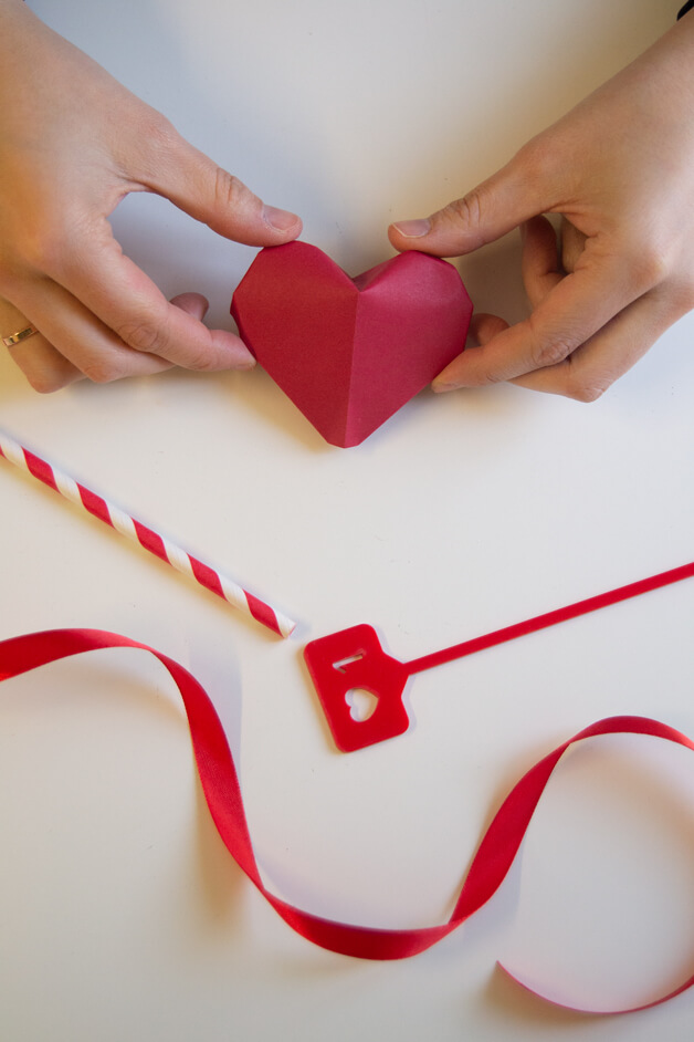 Descubre este DIY para San Valentín con dos manualidades super fáciles para sorprender a tu pareja. Las harás en un pis pás no te lo pierdas en Knots.