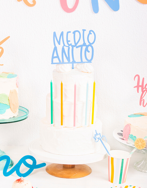 Celebra el medio año de tu bebé con Medio añito cake topper. Ya tienes otra excusa para celebrar en familia con una tarta deliciosa. Descúbrelo!