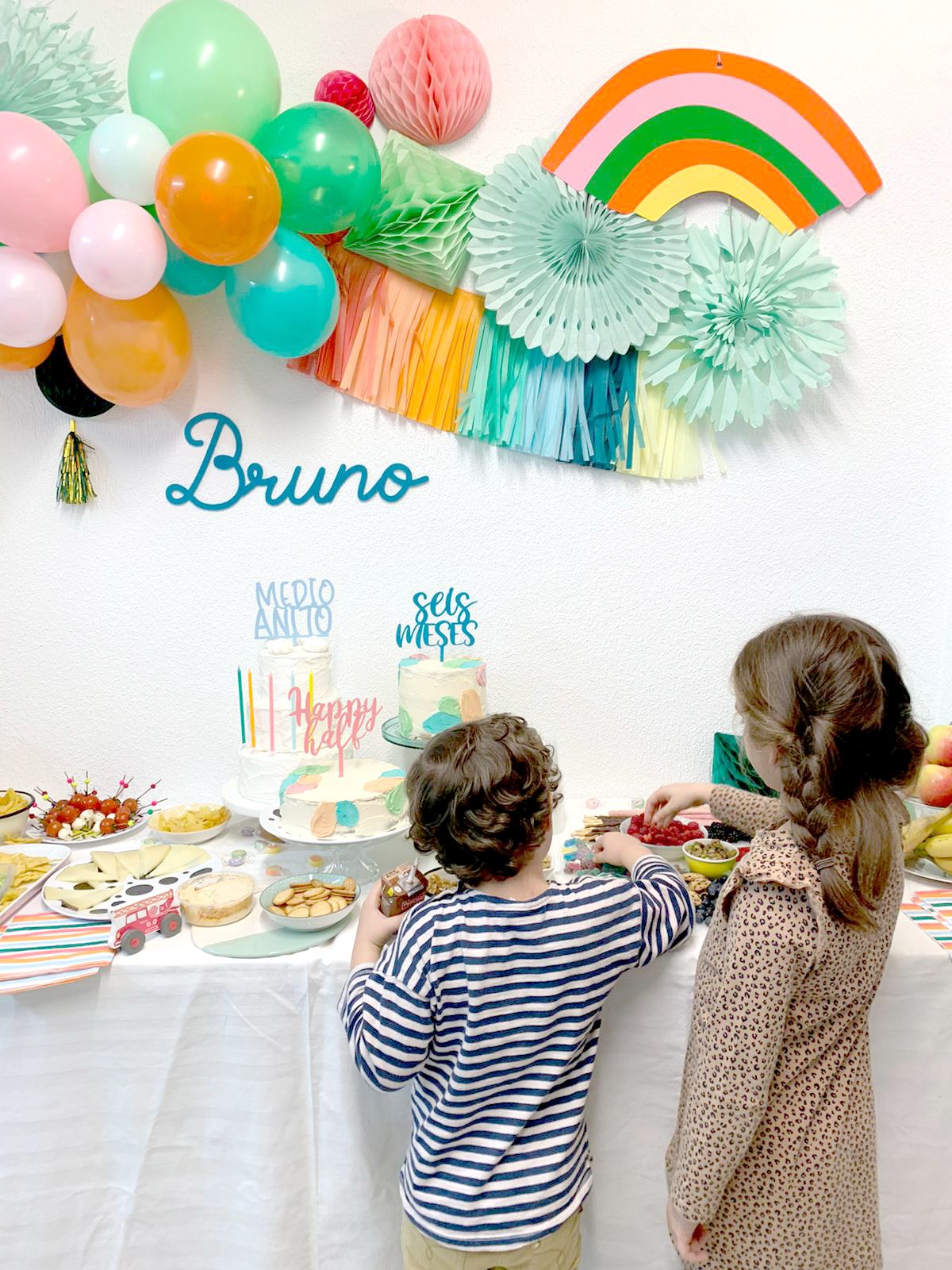 Celebra el medio año de tu bebé con Medio añito cake topper. Ya tienes otra excusa para celebrar en familia con una tarta deliciosa. Descúbrelo!