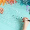 Placa aprendizaje Abecedario diseñado para aprender a escribir las letras mayúsculas, incluye un rotulador para escribir y limpiar. ¡Perfecto para peques!