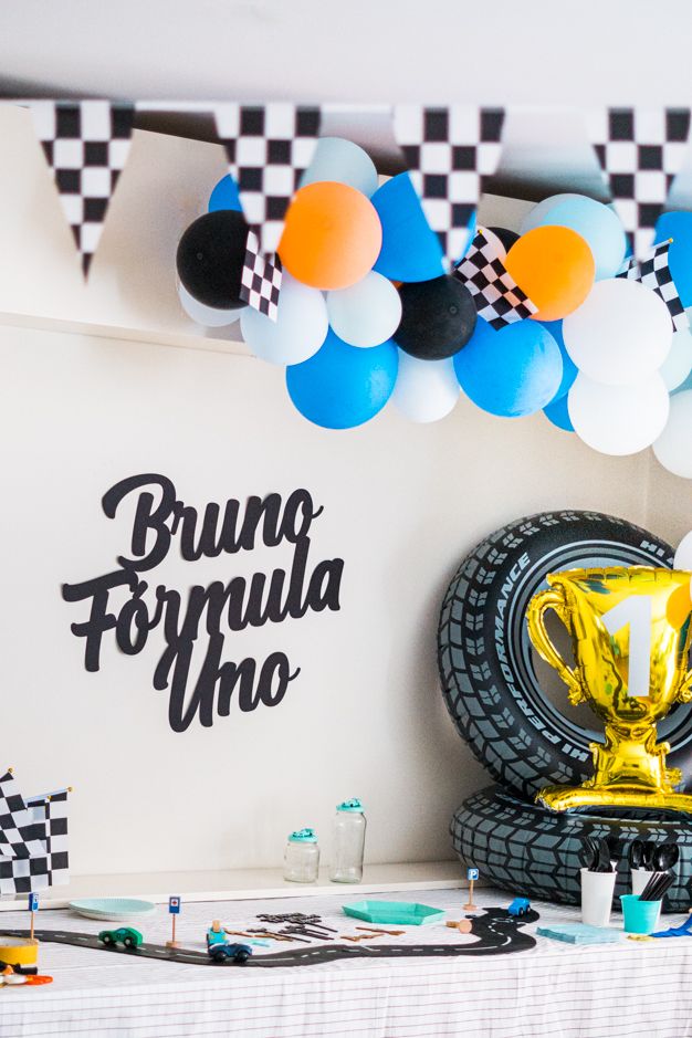 
Todo lo que quería era un cumpleaños de coches diferente para Bruno. Uno de sus primeros sonidos ha sido BRRR cuando juega con alguno de sus cochecitos.
