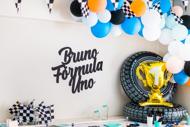 
Todo lo que quería era un cumpleaños de coches diferente para Bruno. Uno de sus primeros sonidos ha sido BRRR cuando juega con alguno de sus cochecitos.

