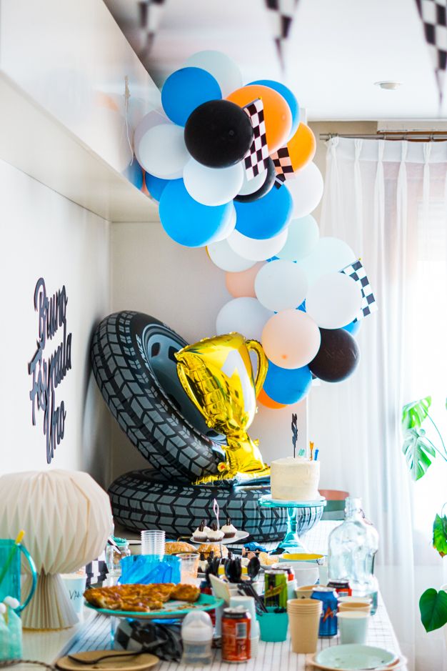 Todo lo que quería era un cumpleaños de coches diferente para Bruno. Uno de sus primeros sonidos ha sido BRRR cuando juega con alguno de sus cochecitos.