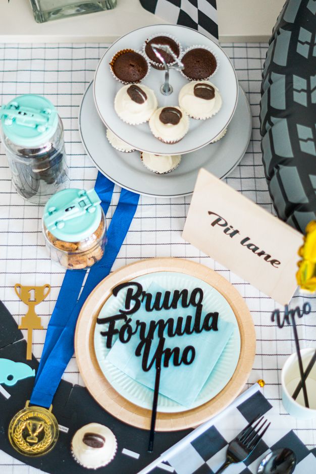 
Todo lo que quería era un cumpleaños de coches diferente para Bruno. Uno de sus primeros sonidos ha sido BRRR cuando juega con alguno de sus cochecitos.
