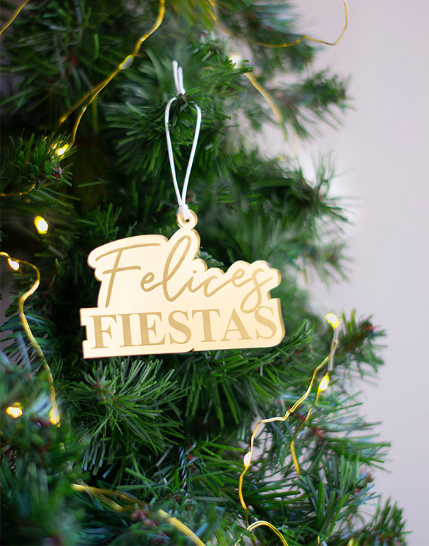 Adorno Felices Fiestas decora tu árbol de navidad con este detalle precioso en una combinacion de tipografia elegante. Naviknots originales desde 2014
