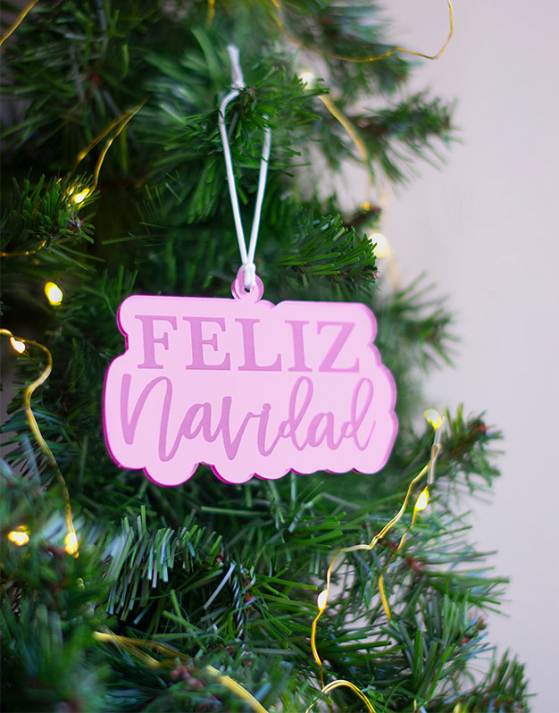 Adorno Feliz Navidad Script decora tu árbol de navidad con este detalle precioso en una combinacion de tipografia elegante. Naviknots originales desde 2014