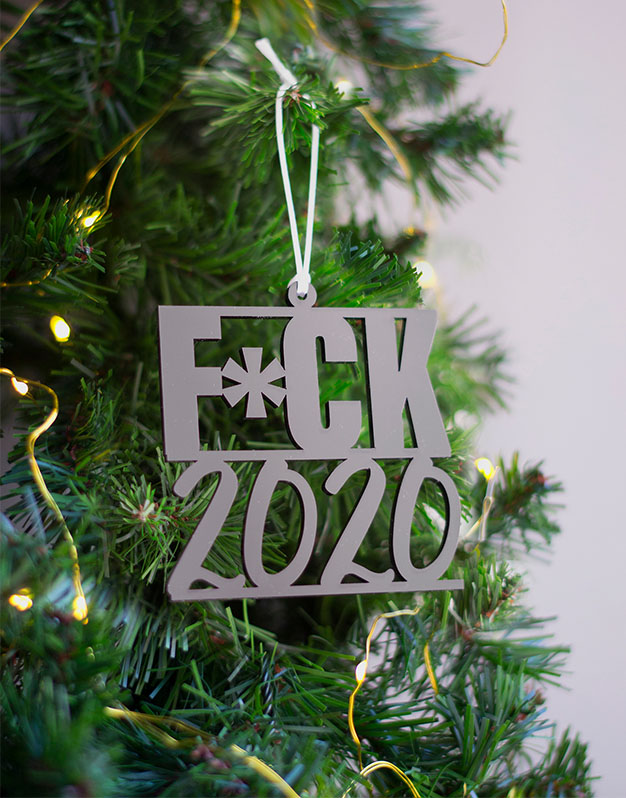 Adorno árbol Navidad F*CK 2020 vete y no vuelvas. ¡Decora tu hogar con #naviknots, los adornos navideños que triunfan entre las celebrities!