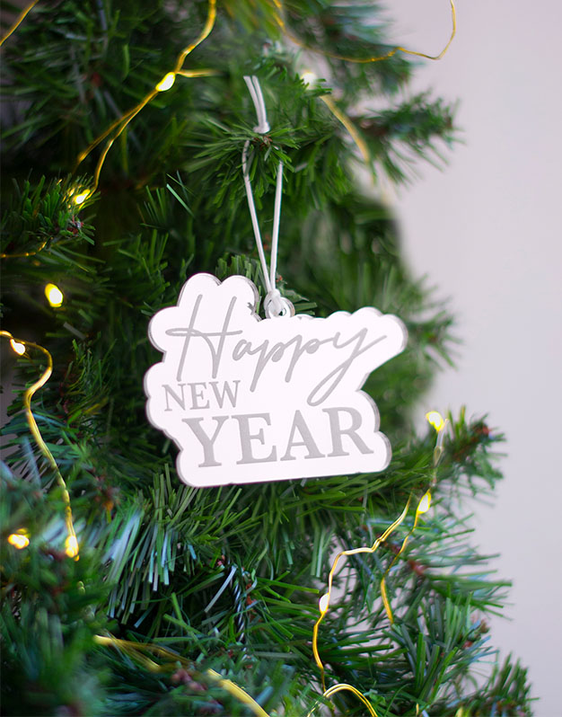 Adorno Happy New Year decora tu árbol de navidad con este detalle precioso en una combinacion de tipografia elegante. Naviknots originales desde 2014