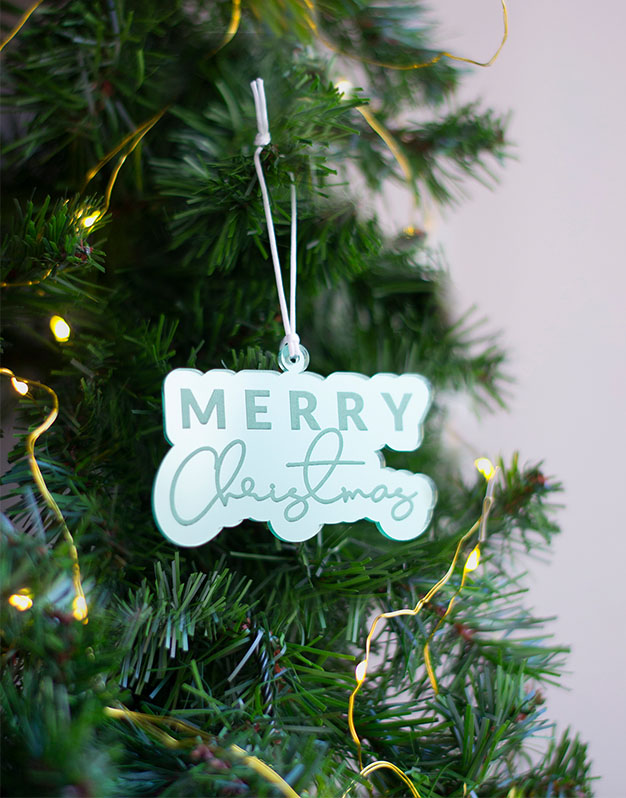 Adorno Merry Chistmas decora tu árbol de navidad con este detalle precioso en una combinacion de tipografia elegante. Naviknots originales desde 2014