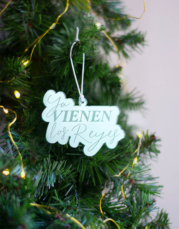 Adorno ya vienen los reyes decora tu árbol de navidad con este detalle precioso en una combinacion de tipografia elegante. Naviknots originales desde 2014