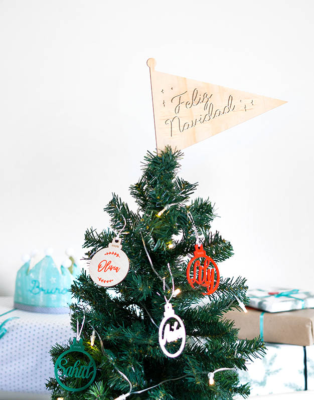 Banderola árbol Feliz Navidad para la parte superior de tu árbol. ¡Decora tu hogar con #naviknots, los adornos que triunfan entre las celebrities! Aquí.