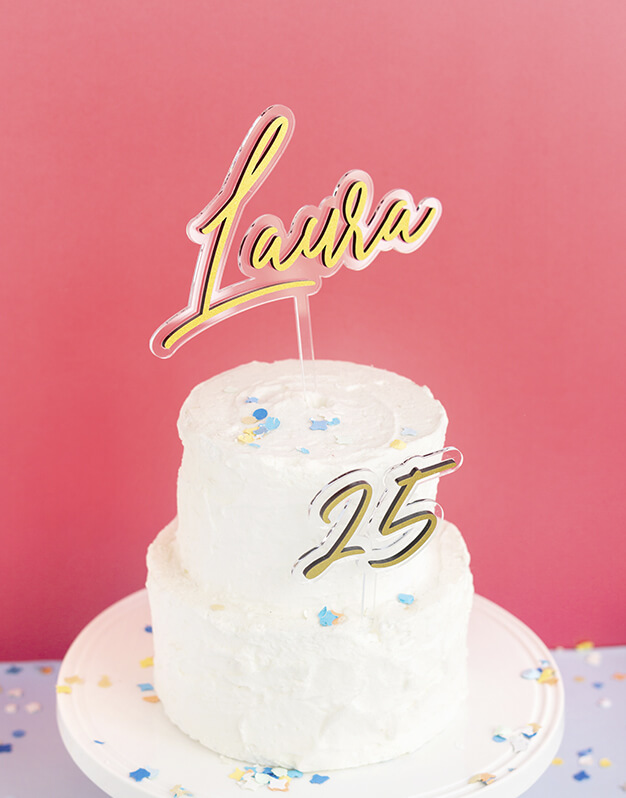 Cake topper personalizado nombre y edad para decorar la tarta más elegante y original. ¿Has visto que parece que vuela?