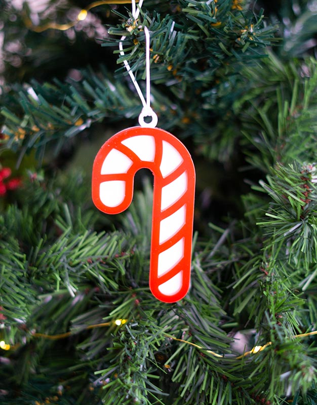 Adorno bastón caramelo para decorar el árbol de Navidad. No te pierdas la colección de naviknots de knots made with love hecho en Madrid.