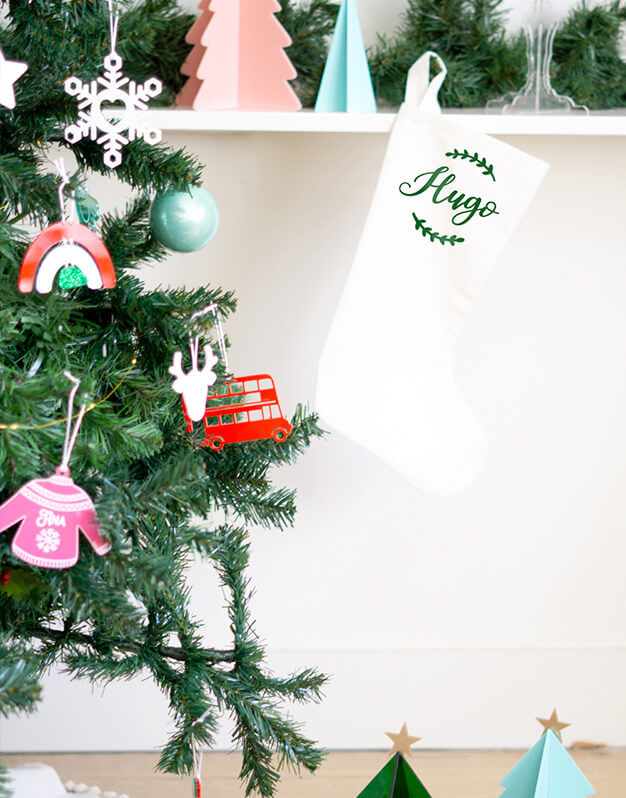 Bota Navidad personalizada Beige personalizada este diseño sirve tanto para regalos de Papá Noel como Reyes Magos. Diseño único knots.