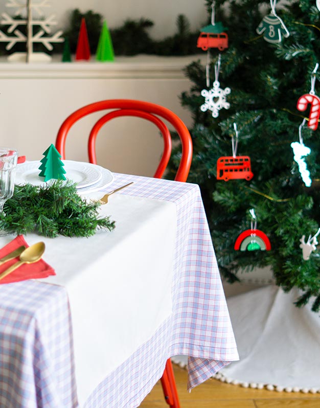 Camino de mesa Beige para mesas de Navidad está diseñado en tela de cuadros escoceses para las decoraciones más tradicionales.