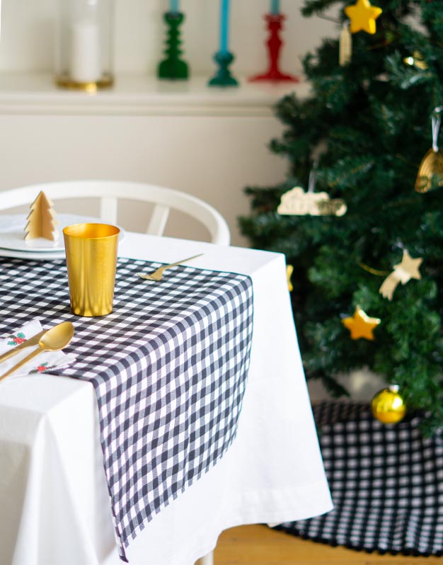 Camino de mesa vichy lovers para mesas de Navidad está diseñado en tela de cuadros vichy para las decoraciones más tradicionales.