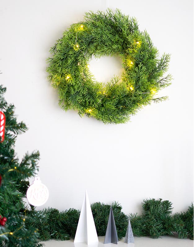 Corona de Navidad con luz para decorar la puerta, ventanas o para colgar de una pared. Da la bienvenida en tu hogar y contagia el espíritu navideño a tus amigos.