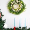 Corona de Navidad con luz para decorar la puerta, ventanas o para colgar de una pared. Da la bienvenida en tu hogar y contagia el espíritu navideño a tus amigos.