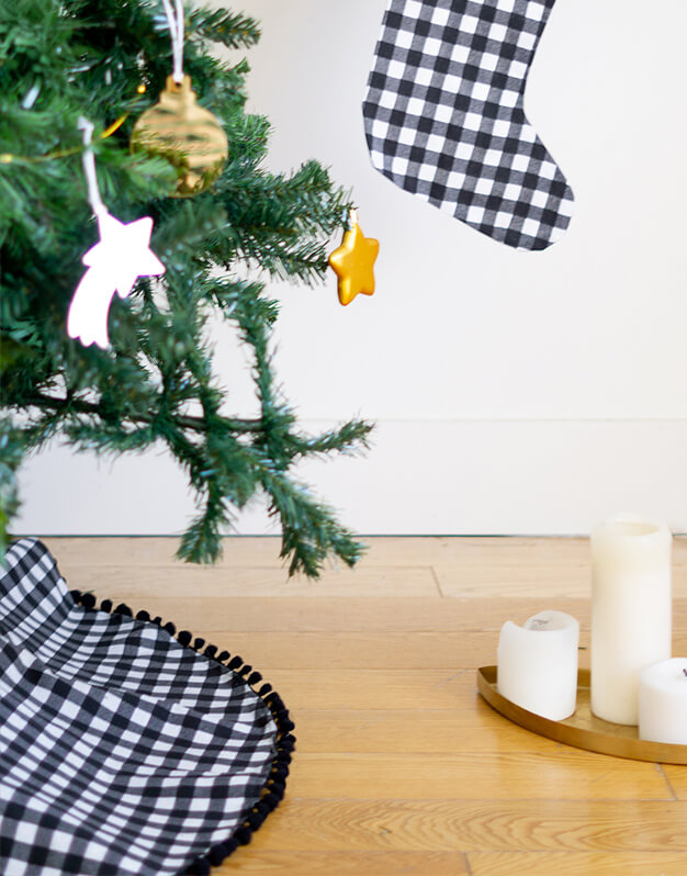 Hemos diseñado falda para árbol vichy negro para que vistas tu árbol de Navidad con este tejido de última tendencia. ¡Descúbrelo en la web!