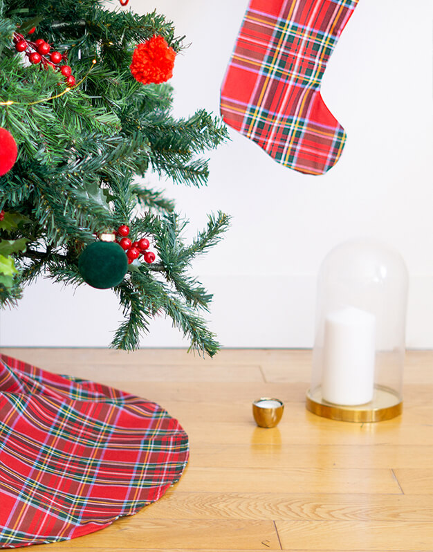 Hemos diseñado esta falda para árbol Scottish en un tejido clásico de Navidad, el cuadro escocés rojo. ¡Descúbrelo en la web!