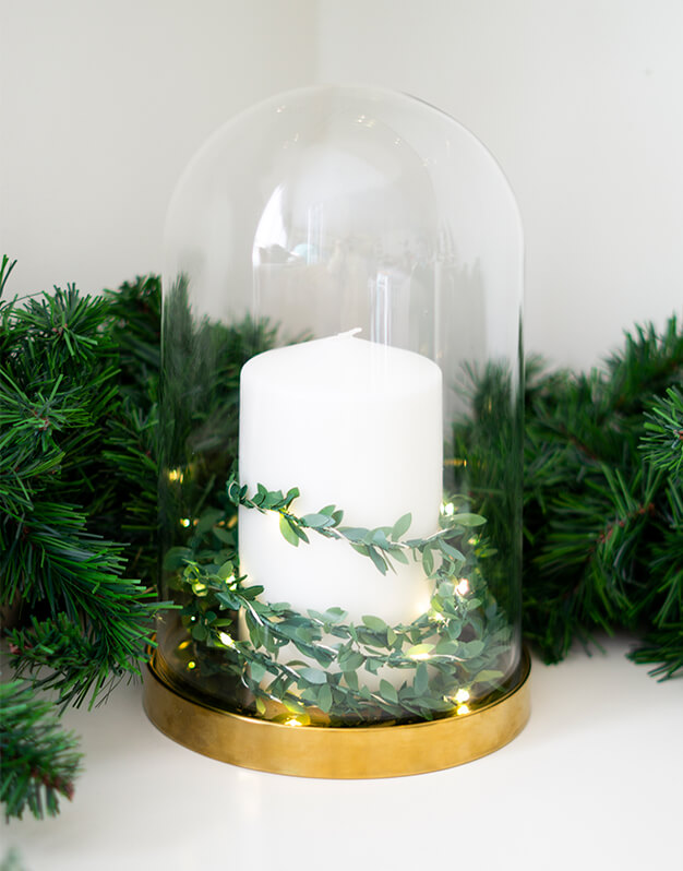Guirnalda de luces y hojas artificiales para decorar cualquier rincón de tu Navidad. Es perfecta para pequeños toques de luz. ¡Descúbrelo!
