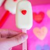 Set 10 palitos San Valentín para helado o popsicle en colores rosas y rojos. Para que tus heladitos de bizcocho queden IDEALES. ¡Descúbrelos!