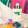 El nuevo adorno para tarta de Encanto cake topper es uno de mis favoritos. Esta película nos ha hecho conectar con las fiestas a todo color.