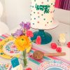 El nuevo adorno para tarta mini toppers Encanto nos ha hecho conectar con las fiestas a todo color. ¡Consigue estos adornos para fiestas!