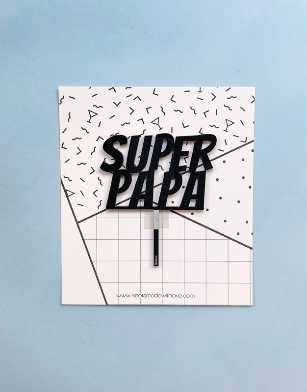 SUPER PAPA mini es un cake topper únicamente para padres super héroes que dan todo por sus hijos. ¡Prepárale un detalle único en su día!