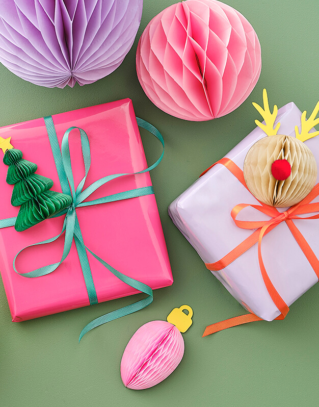 No te pierdas estos adornos para envoltorios de regalos con un diseño divertido y colorido. ¡Pégalo y sorprende a tus seres queridos !