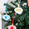 La Navidad es para disfrutarla con la gente que más quieres. ¡Decora tu hogar con #naviknots, los Adorno Navidad Vintage Inicial!