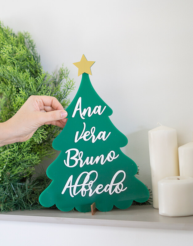 Árbol Navidad familiar con nombres relieve para decorar cualquier rincón o poner sobre la mesa y dar un toque navideño a tu hogar.