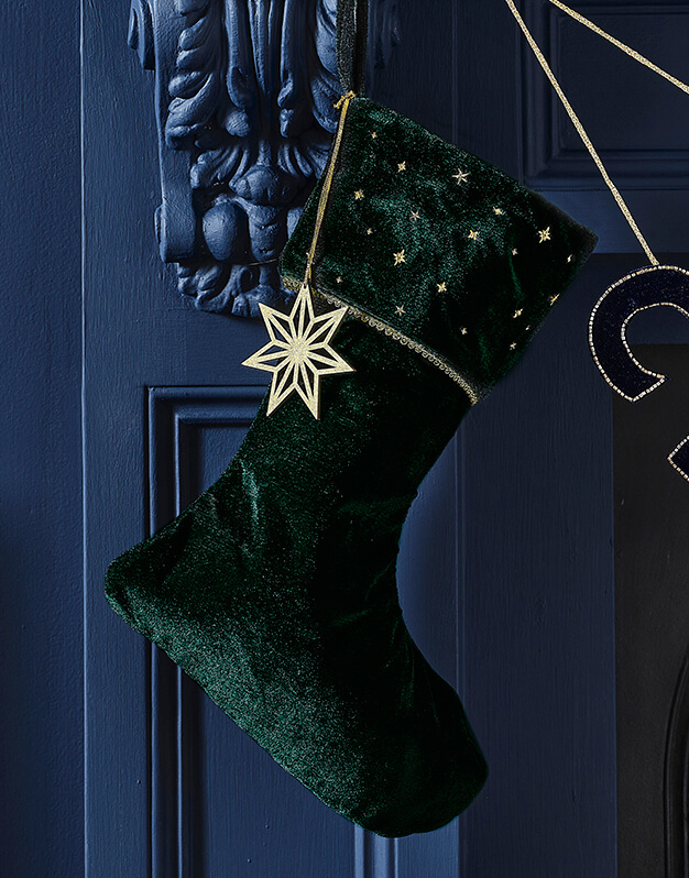 Bota Navidad XL terciopelo verde perfecta para guardar regalos medianos. Descubre nuestros productos deco de Navidad aquí.