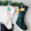 Bota Navidad XL terciopelo verde perfecta para guardar regalos medianos. Descubre nuestros productos deco de Navidad aquí.