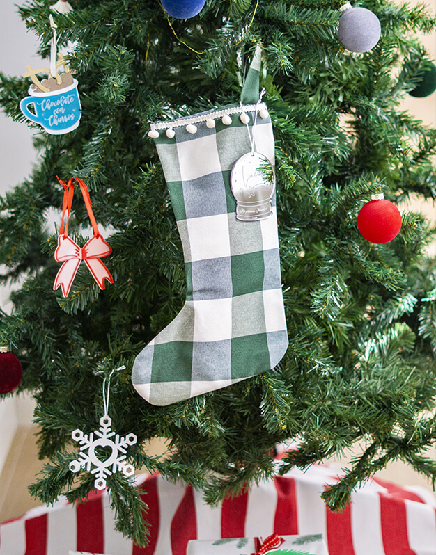 Bota Navidad personalizable Green este diseño sirve tanto para regalos de Papá Noel como Reyes Magos. Diseño único knots made with love.