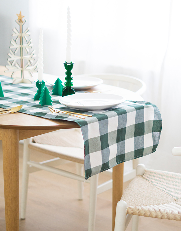 Camino de mesa personalizable Green está diseñado en tela de cuadros verdes y blancos para decoraciones modernas de Navidad. ¡Descúbrelo!