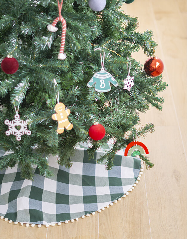 Hemos diseñado est falda para árbol Green en un tejido clásico de Navidad, el cuadro escocés rojo. ¡Descúbrelo en la web!