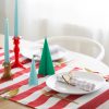 Camino de mesa ELF para mesas de Navidad está diseñado en tela de rayas rojas y blancas para decoraciones modernas de Navidad. ¡Descúbrelo!
