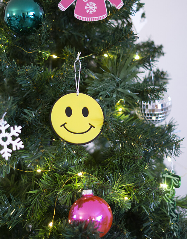 Adorno para el árbol Smiley decora tu árbol de navidad con este original adorno sonriente icono de knots made with love. ¡Descúbrelo!