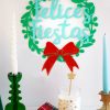 Corona ramitas Feliz Navidad en colores para decorar la puerta, ventanas o para colgar de una pared. ¡Da la bienvenida a tus familiares!