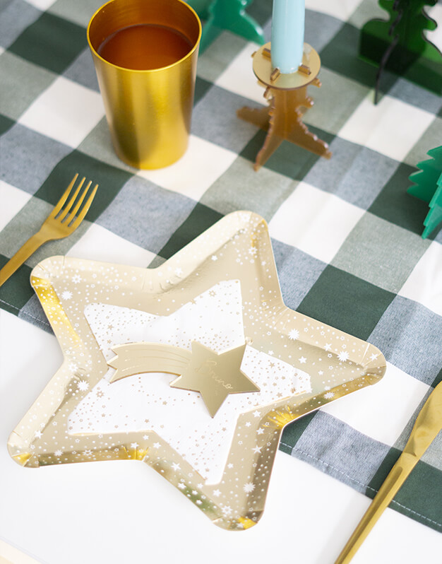 Platos papel Estrella dorada con estrellitas son perfectas para decoraciones monocromáticas de estilo elegante. ¡Descubrelo!