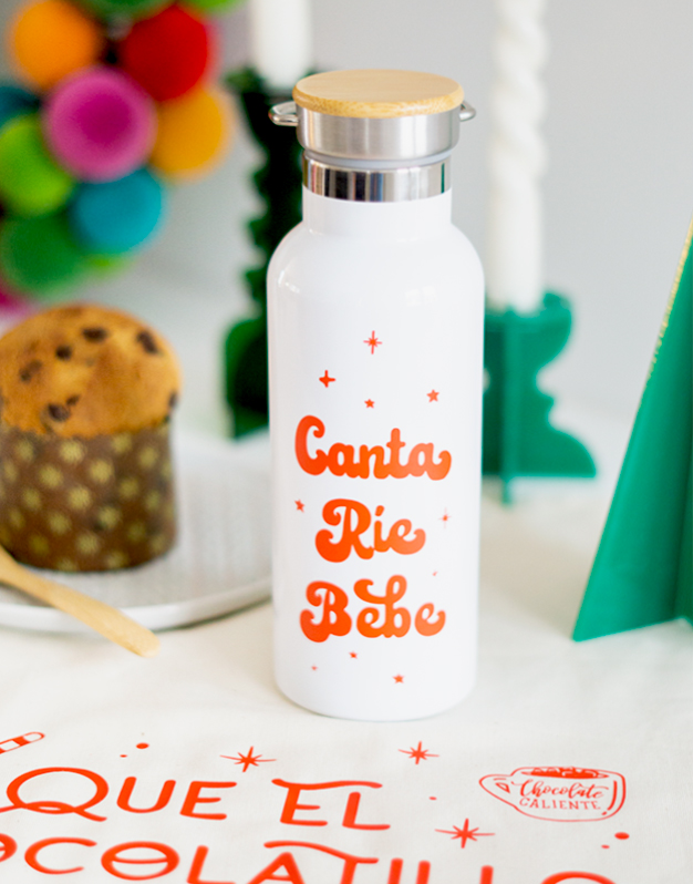 Estas fiestas quiero que tu bebida luzca súper navideño, por eso, he diseñado esta botella termo navideño Canta, Ríe, Bebe. ¡Descúbrelo!
