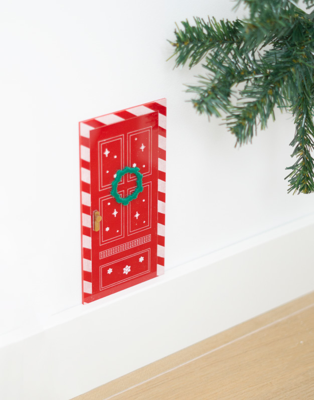 ¿Cómo llega el ayudante de Papá Noel y se marcha cada noche? Hemos diseñado esta divertida puerta Elfo Navidad. ¡Descúbrela!