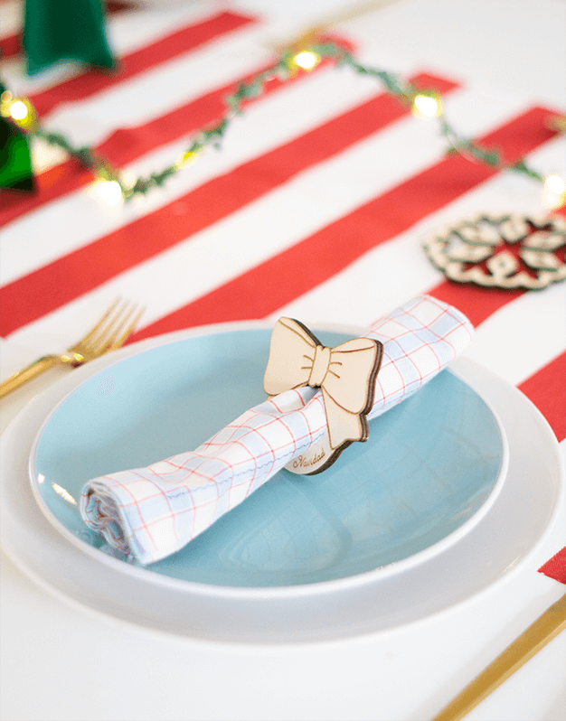 Servilleteros Lazo Feliz Navidad perfectos para decorar la mesa, incluyen el mensaje Feliz Navidad en la parte inferior. ¡Descúbrelo!