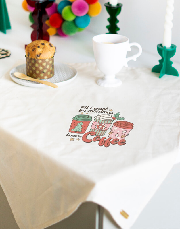 Trapito navideño colores con el mensaje "All I want for Christmas is coffee" alegrará tus fiestas. Úsalo también como decoración.